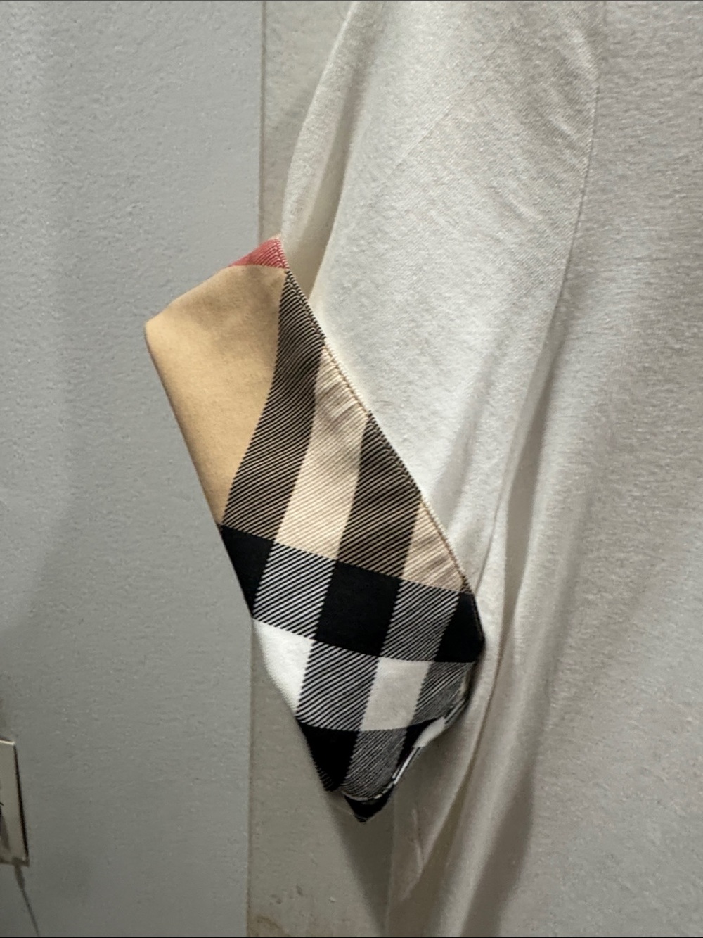 Woman’s XL Burberry White Short-Sleeve Crewneck Tee with Check Cuff
Worn Once - Picture 4 of 6